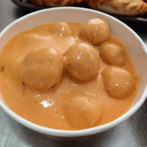 Ración de albóndigas con salsa de almendra
