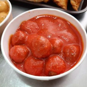 Ración de albóndigas con salsa de tomate